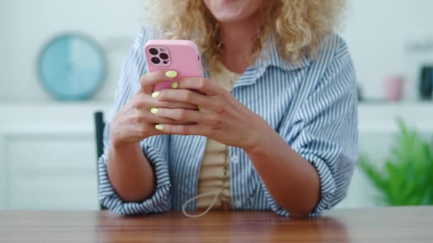 Detailní Záběr Ženy Ruce Pomocí Mobilního Telefonu Psaní Textu Smartphone — Stock video