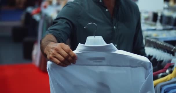 Selektivt Fokus Handen Shoppare Att Välja Ett Företag Vit Casual — Stockvideo