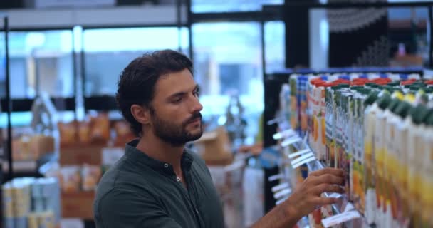 Atraktivní Kavkazský Svobodný Muž Kupující Potraviny Supermarketu Čtení Etikety Výrobku — Stock video
