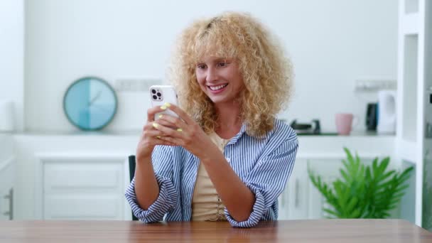Krásná Žena Pomocí Mobilního Telefonu Píše Textové Zprávy Komunikuje Online — Stock video