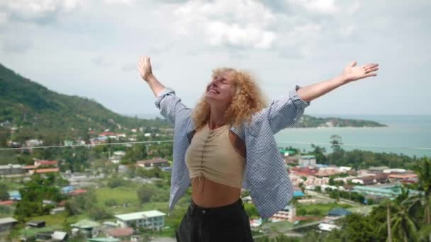 여자가 하늘을 과산으로 아름다운 경치를 감상하는 — 비디오