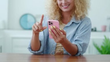 Akıllı telefon kadınların elinde, haberleri kaydır, sağdan ve soldan dolaş, cep telefonu ekranında yukarı ve aşağı dokun.