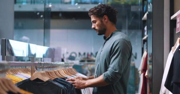 Aantrekkelijke Man Winkelen Voor Shirts Heren Kledingwinkel Inspecteren Van Verschillende — Stockvideo