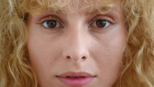 Крупним Планом Портрет Молодої Рудої Жінки Кучерявою Зачіскою Красивою Жінкою — стокове відео