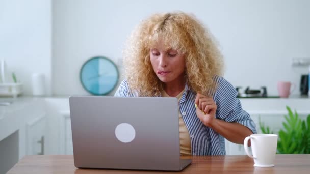 Multitasking Europeiska Kvinnliga Entreprenör Skriva Text Laptop Tangentbord Börjar Arbetet — Stockvideo