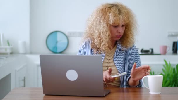 Przepracowany Wielozadaniowy Zajęty Biały Kobieta Freelancer Pomocą Jej Smartfona Zgłasza — Wideo stockowe