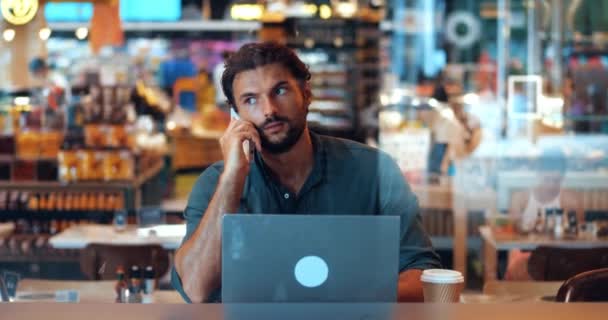 Aşırı Çalışan Kendine Güvenen Girişimci Bir Kafeden Taşınıyor Laptop Kullanıyor — Stok video