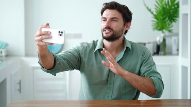 Atractivo Freelancer Teniendo Una Videoconferencia Con Sus Compañeros Trabajo Sonríe — Vídeo de stock