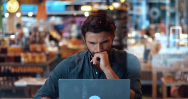 Túlhajszolt Ember Figyelmesen Néz Laptop Monitor Dolgozik Projekt Miközben Telekommutálás — Stock videók