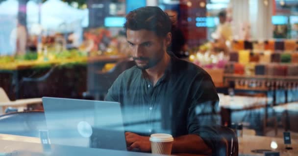 Visualize Através Uma Janela Café Para Trabalhador Freelancer Barbudo Sucesso — Vídeo de Stock