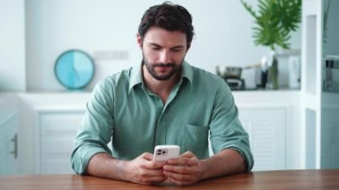 Gülümseyen milenyum adamı, mobil teknoloji kullanıcısı dijital uygulamalarda çalışıyor, internetten bilgi arıyor.