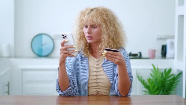 Anxious Stresat Caucazian Cret Păr Blonda Femeie Arunca Cardul Credit — Videoclip de stoc
