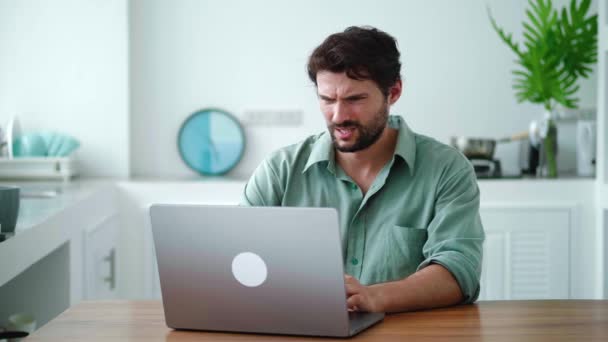 Der Charmante Geschäftige Junge Mann Ist Ratlos Wenn Laptop Arbeitet — Stockvideo