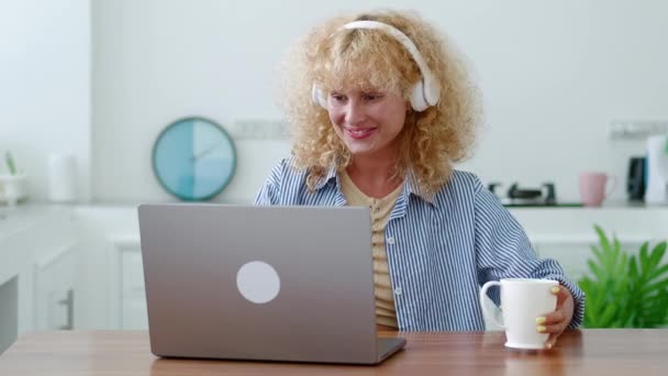 Multitasking Blonde Lockenkopf Frau Mit Drahtlosen Kopfhörern Telependeln Arbeitet Aus — Stockvideo