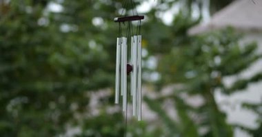 Antika Feng Shui tılsımının kapağı şans ve korunma için asılır. Rüzgar Çin çanları yavaşça çalıyor. Feng shui çanları
