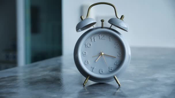 Sabahları Evdeki Masada Yakın Plan Alarmlı Saat Zaman Kavramı Yüksek — Stok video