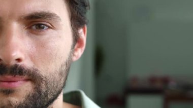 Milenyum sakallı genç bir adamın yarım portresi. Önüne bakan anlayışlı ve gizemli bir bakış.