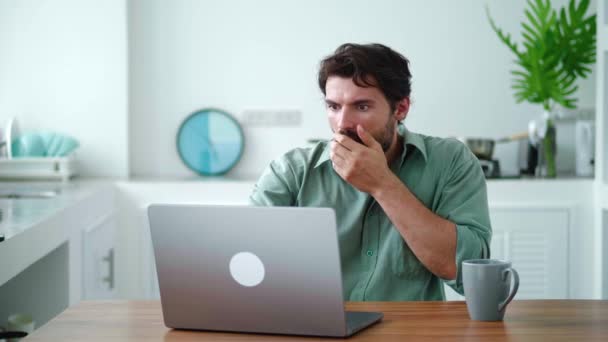 Homem Estressado Freelancer Falha Seu Novo Projeto Planejado Sente Ansiedade — Vídeo de Stock