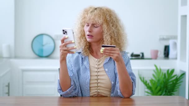 Mujer Rubia Europea Hace Pago Línea Utilizando Teléfono Inteligente Banca — Vídeos de Stock
