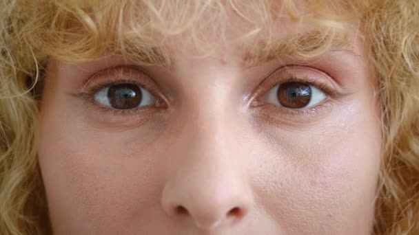 Молода Руда Красива Жінка Таємничим Виглядом Таємничим Виглядом Камеру Офтальмологічна — стокове відео