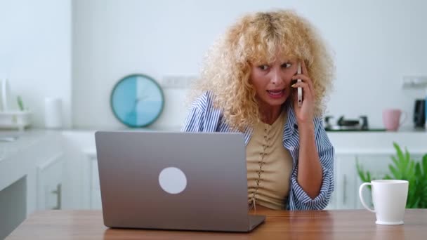 Multitasking Beschäftigt Kaukasische Freiberuflerin Telefoniert Und Tippt Bericht Auf Laptop — Stockvideo