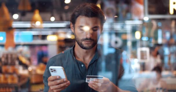 Tipo Caucásico Utilizando Tarjeta Crédito Teléfono Banca Por Internet Haciendo — Vídeos de Stock