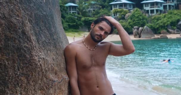 Attraente Giovane Macho Uomo Trova Petto Nudo Sulla Spiaggia Sognante — Video Stock