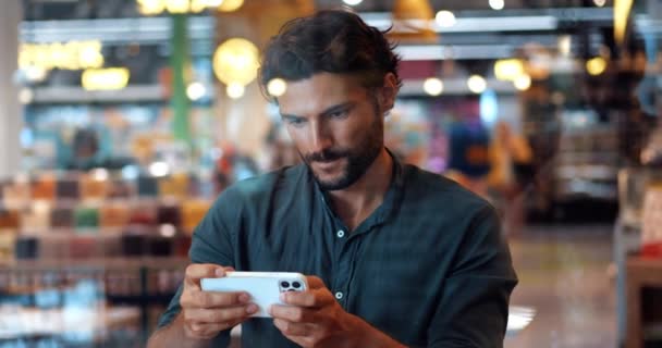 Темноволосий Бородатий Хлопець Розважається Грає Відеоігри Насолоджується Розвагами Мобільному Телефоні — стокове відео