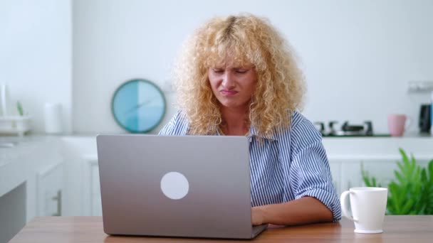 Cazibeli Beyaz Kadın Laptopta Çalışırken Fiziksel Yorgunluk Hissederken Yanlış Anlaşılma — Stok video