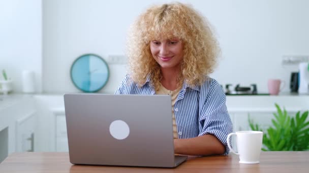Confident Delighted Blonde Curly Haired Woman Copywriter Entrepreneur Telecommuting Using — Stock Video