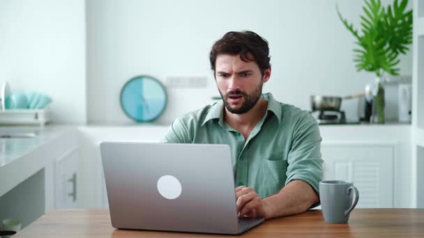 Overwerkt Europese Man Freelancer Werkt Laptop Voelt Stress Tijdens Het — Stockvideo