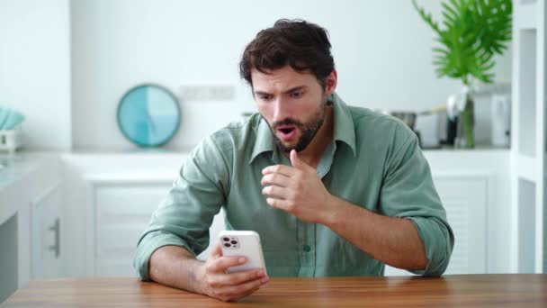 西班牙裔满脸胡子的家伙 一边在手机上看到坏消息 一边又是轻蔑又是失望 — 图库视频影像