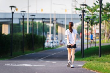  Genç kadın parkta yürüyüş egzersizi, sağlıklı konsept, metin için kopyalama alanı.