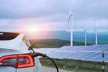 EV araba veya elektrikli araba ve güneş pilleri elektrik üretimi için, her vagonda şarj olurken elektrik kablosu prizi.