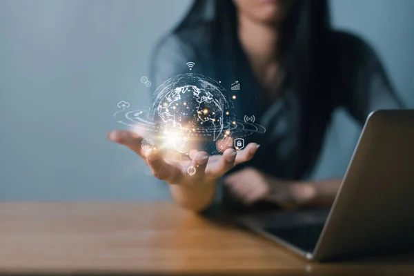Genç kadın Hand 'in elinde sanal küresel internet bağlantısı var. İş dünyası küresel internet bağlantısı uygulama teknolojisi ve dijital pazarlama, Finansal ve bankacılık, Dijital bağlantı teknolojisi, büyük veri.