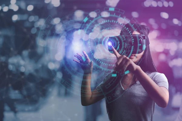 Metaverse dijital siber dünya teknolojisi, sanal gerçekliğe sahip VR gözlüklü kadın AR artırılmış gerçeklik oyunu ve eğlence, fütüristik yaşam tarzı