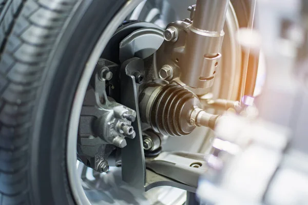 Modern araba ön süspansiyonu unsurları. Kontrol kolu. Kravat çubuğu. Sürücü birimi. Tekerlekli konutlar. Emici şok