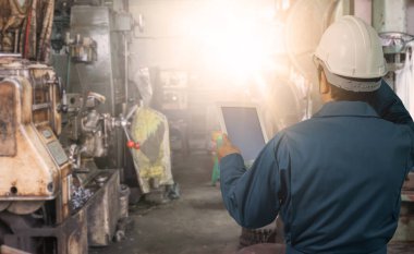 Profesyonel erkek mühendis işçi becerileri kalite, bakım, eğitim endüstrisi işçisi, fabrika işletmecileri için depo atölyesi, makine mühendisliği üretimi.