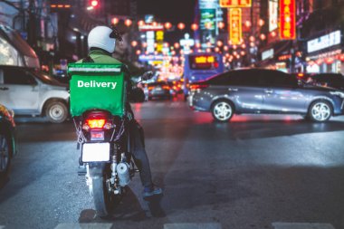 Gıda dağıtım şoförleri, çevrimiçi sipariş veren müşterilere ürünleri teslim etmek için araba kullanıyorlar. Salgın hastalıkların etkisi