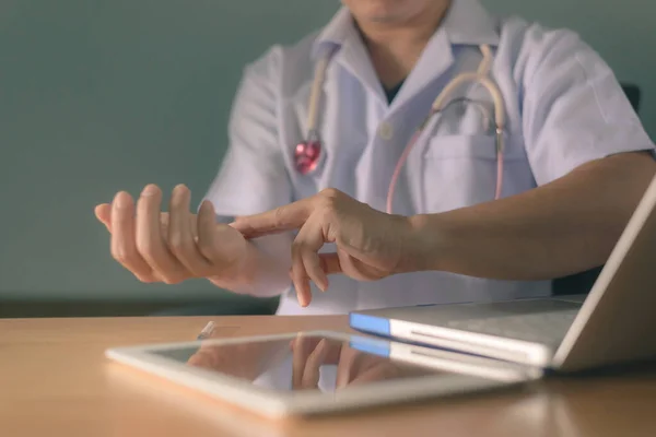 Médico Line Profissional Masculino Usando Fone Ouvido Falando Olhando Para — Fotografia de Stock