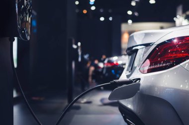EV araba arka planına sahip ev için elektrikli araç şarj istasyonu