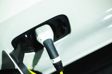 Elektrikli bir aracı şarj etme süreci. Elektrikli araba soketi., metin için alanı kopyala.