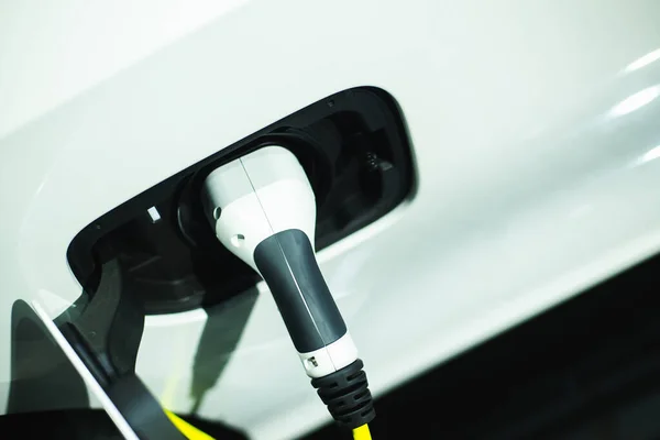 Elektrikli bir aracı şarj etme süreci. Elektrikli araba soketi., metin için alanı kopyala.