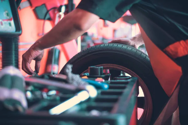 자동차 바퀴의 타이어 작업장 균형을 기술자 — 스톡 사진