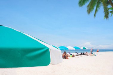 2022 Yaz Tatili Plajı 'nda insanlar yoktu. Plaj, yaz, Covid-19, tatil. Kumsalda boş güneşlik. Yaz tatili ve Covid-19.