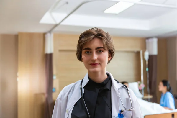 Retrato Bela Jovem Mulher Médico Olhando Câmera Colega Médica Confiante — Fotografia de Stock