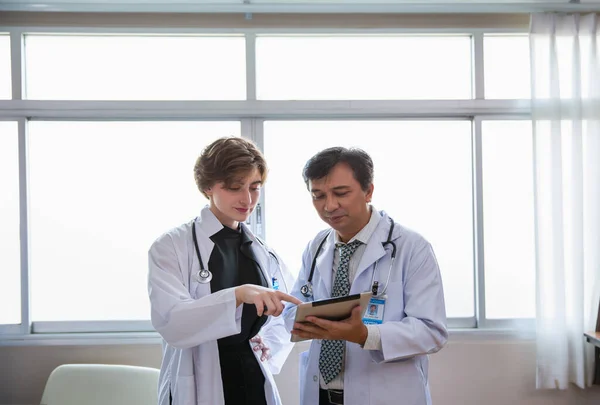 Médicos Felizes Trabalhando Conjunto Com Tablet Médico Masculino Feminino Diverso — Fotografia de Stock
