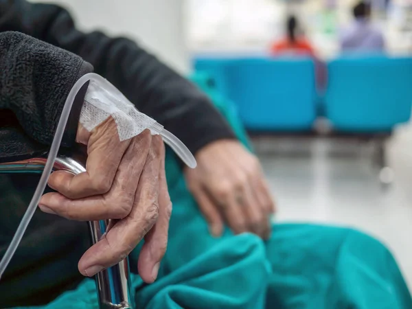 Paciente Internado Hospital Com Solução Salina Intravenosa Mão Idoso Asiático — Fotografia de Stock