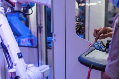 Profesyonel Erkek Mühendis, Erkek Makine İşletmecisi Üretim Hattı için Endüstriyel Dijital Tablet Bilgisayarı ve Program Robot Kolu kullanın. CNC Makineleriyle Yüksek Teknoloji Tesisi