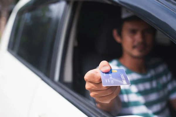 Jovem Asiático Homem Está Segurando Cartão Crédito Sua Mão Enquanto — Fotografia de Stock